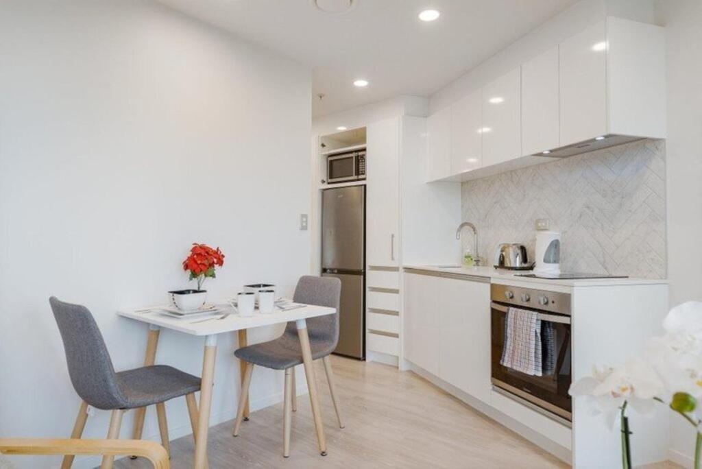 Free Wifi!! Spacious 1-Bedroom Apt, Auckland Cbd Exterior photo